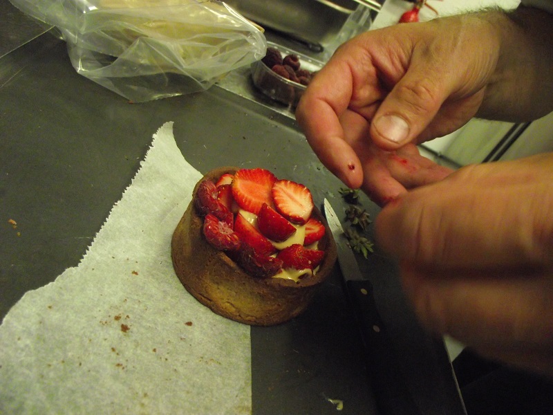 Ajout des fraises sur la tarte aux fraises sans gluten et sans lactose