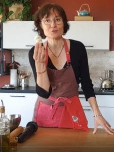 Arielle Uchéda dans un atelier de cuisine sans allergènes en vidéos